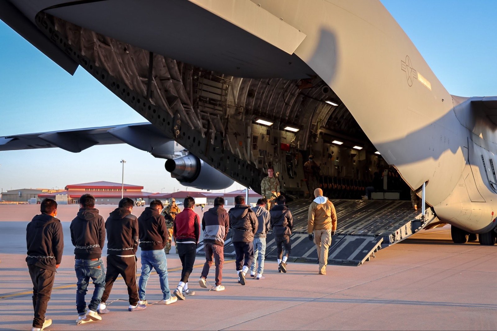 Como Trump joga imigrantes brasileiros na rota da deportação