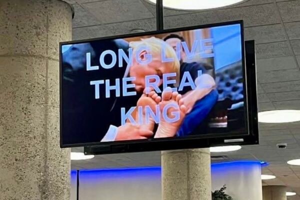 TVs de órgão do governo dos EUA reproduzem vídeo gerado por IA em que Trump lambe os pés de Elon Musk