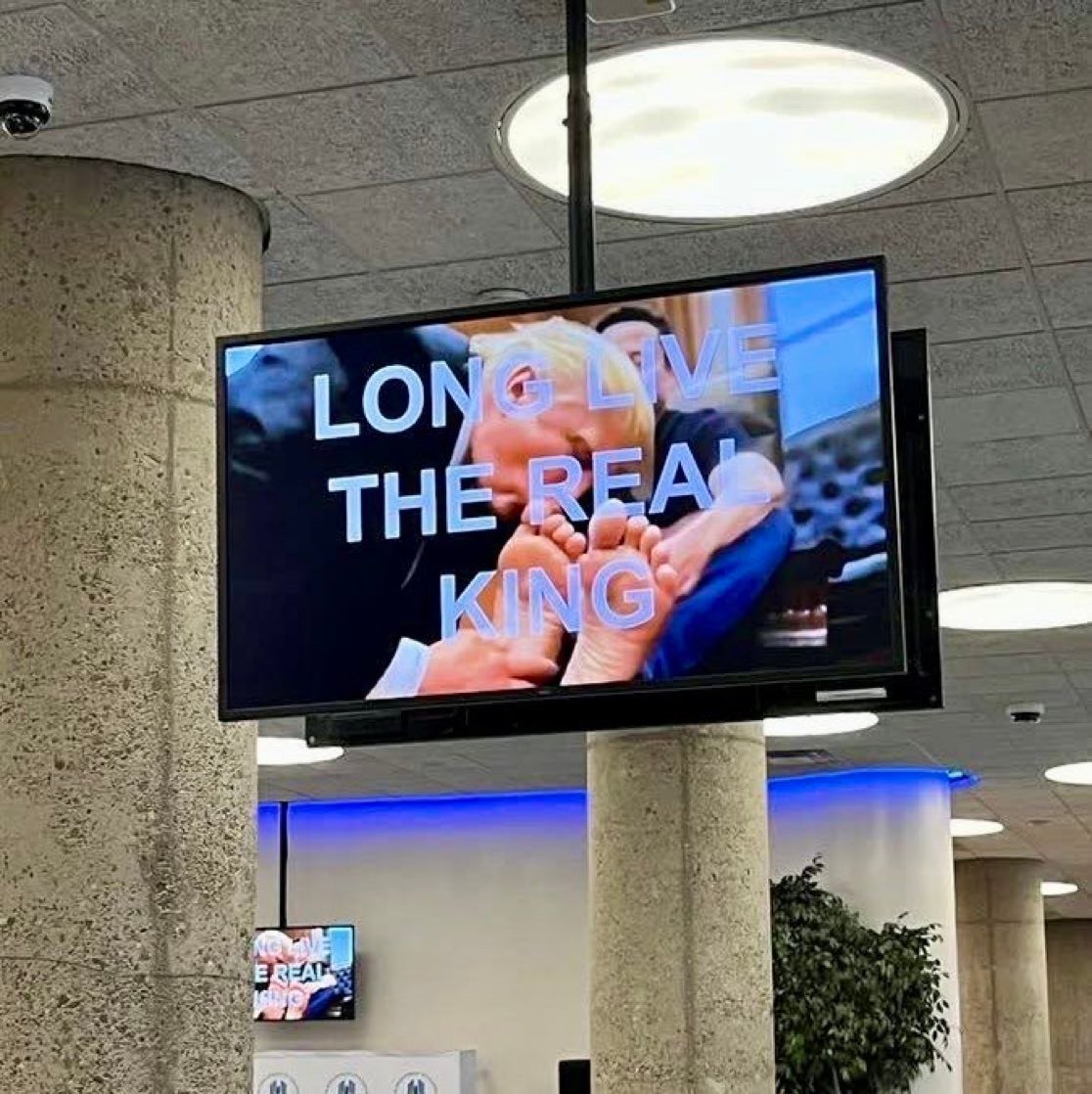 TVs de órgão do governo dos EUA reproduzem vídeo gerado por IA em que Trump lambe os pés de Elon Musk