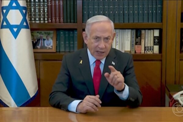 Após devolução de corpos de reféns, Netanyahu promete eliminar o Hamas