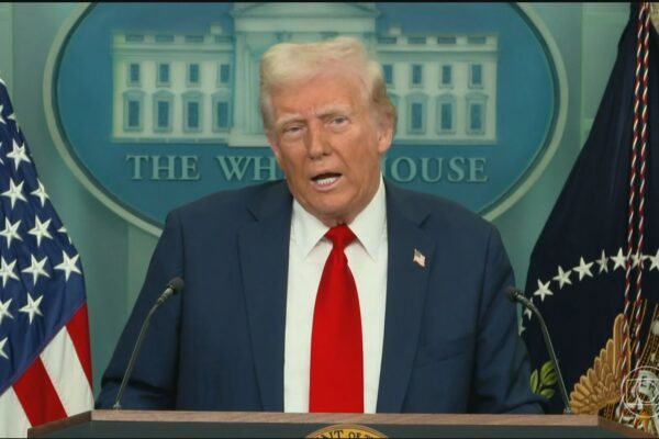 União Europeia lamenta novas tarifas de Trump e afirma que responderá ‘com firmeza’ se forem aplicadas