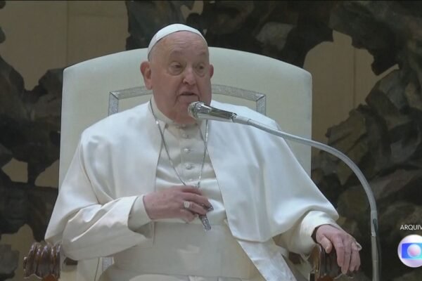 Papa tem crise de asma prolongada e condição é crítica, diz Vaticano