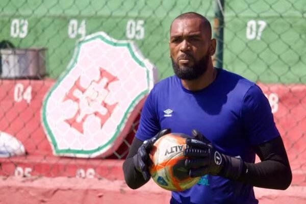Goleiro vítima de racismo, chamado de ‘macaco’ pela própria torcida, se revolta e lembra: ‘Pelé, um negro, fez a alegria de todos’