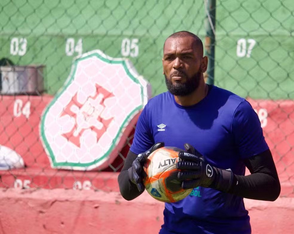 Goleiro vítima de racismo, chamado de ‘macaco’ pela própria torcida, se revolta e lembra: ‘Pelé, um negro, fez a alegria de todos’
