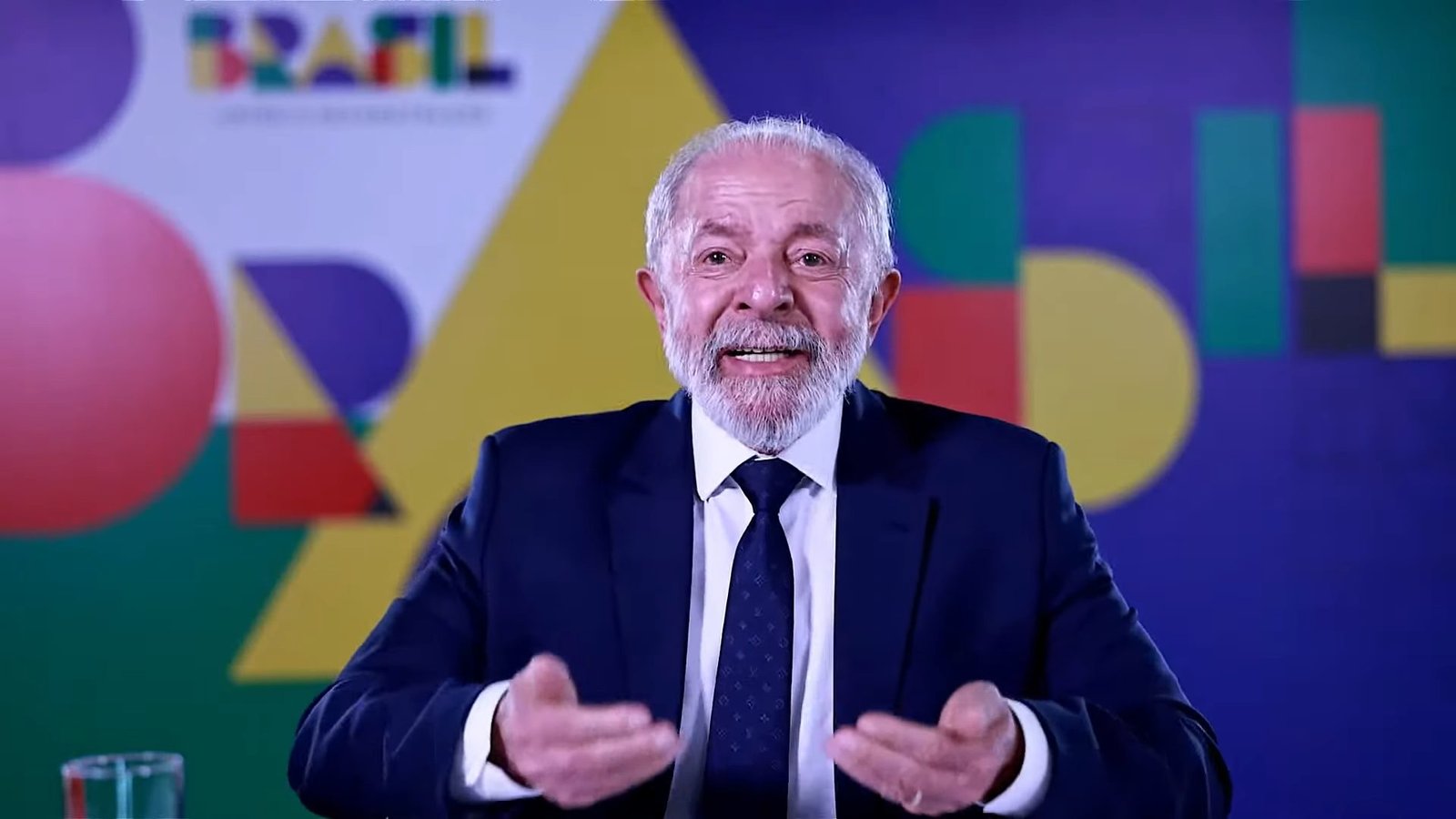 Lula pede para povo ‘não comprar comida cara’ usando gravata Louis Vuitton de R$ 1,6 mil