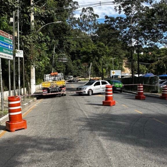 Caminhão colide com poste e interdita Avenida Elias Yazbek, em Embu das Artes