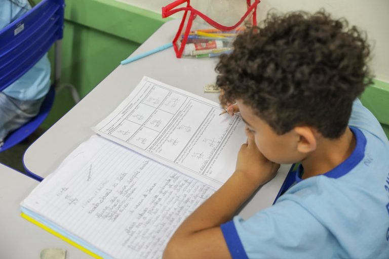 Projeto obriga sistemas de ensino a definir regras para aceleração de estudos de aluno superdotado