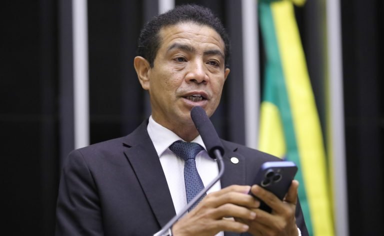 Projeto obriga escolas públicas a adotarem o programa da polícia militar de combate às drogas