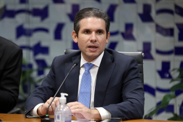 Deputados propõem votação presencial na Câmara