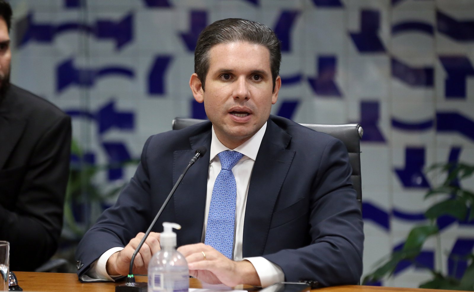 Deputados propõem votação presencial na Câmara