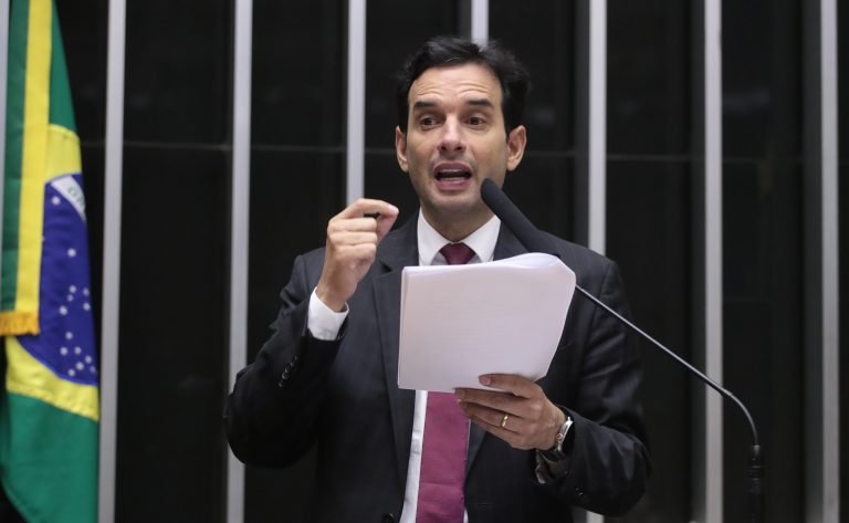 Câmara aprova projeto que regulamenta profissão de técnico de acesso por cordas em locais altos