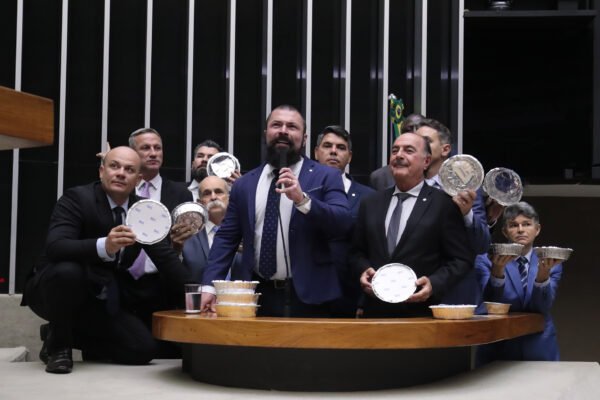 Deputado coleta assinaturas para CPI das Quentinhas