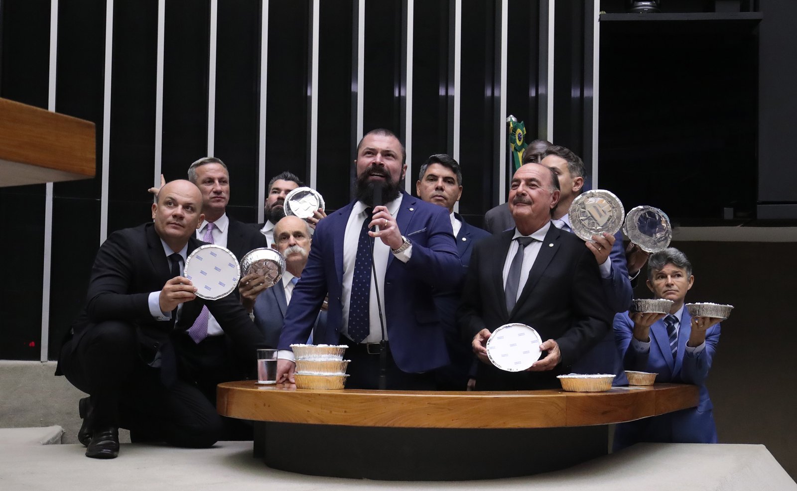 Deputado coleta assinaturas para CPI das Quentinhas