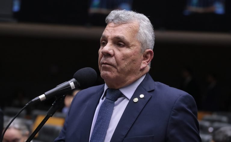Projeto atribui a municípios a edição de regras para impermeabilização e instalação de tomadas para carros