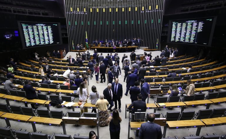 Deputados analisam projeto que altera composição do Conselho Federal de Enfermagem; acompanhe