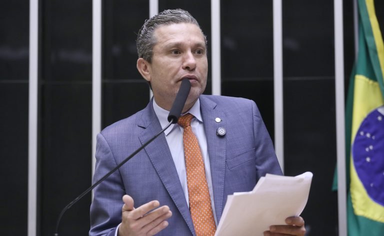 Câmara aprova projeto que prioriza pessoas com câncer na marcação de consultas e exames
