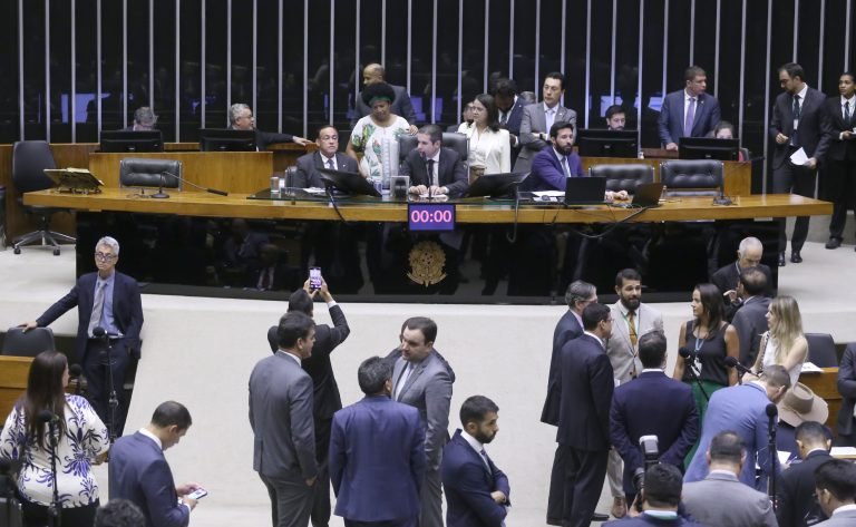 Câmara analisa projeto que torna crime a divulgação de imagem de nudez gerada por inteligência artificial; acompanhe