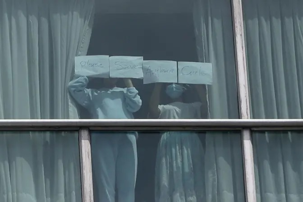 Os imigrantes deportados pelos EUA que ficam isolados em hotel no Panamá e pedem ajuda pelas janelas
