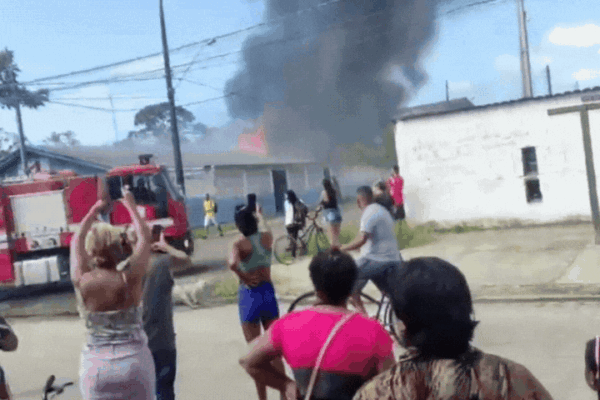 Escola é evacuada às pressas após incêndio durante reunião; VÍDEO
