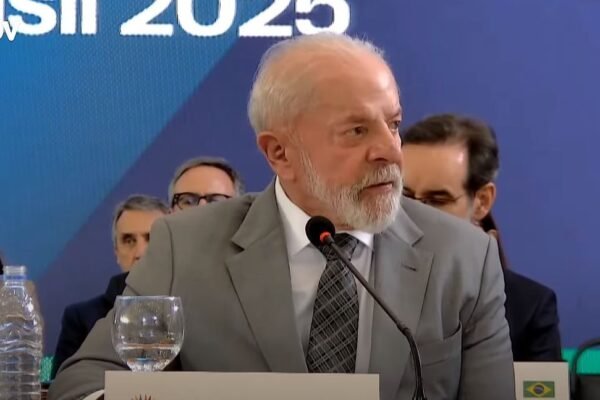 Brics: Lula defende OMS, diz que Brasil proporá ‘governança’ para a IA e critica ‘quem aposta no caos’