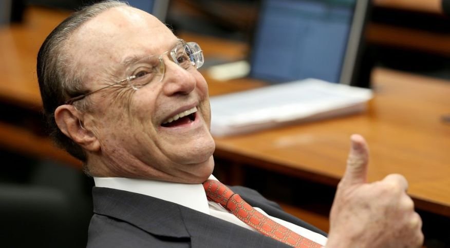 Justiça penhora mansão de Maluf