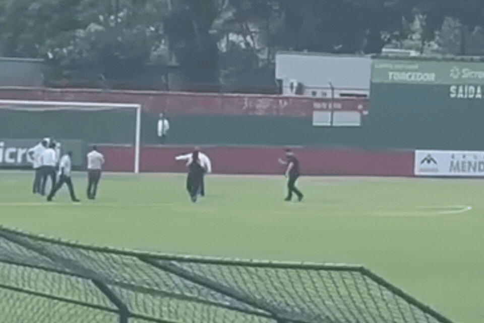 Governador de SP faz pouso em estádio de futebol, embaixadinhas e bate pênalti para fora; ASSISTA