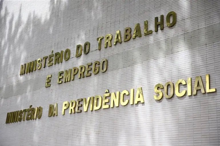 Caged: geração de empregos cai quase 21% em janeiro