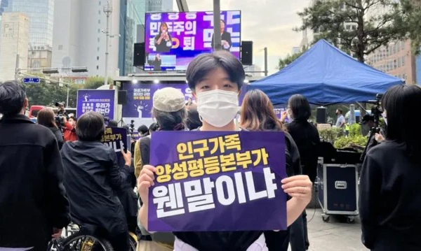 Sem sexo, casamento, namoro ou bebês: por dentro do movimento feminista 4B