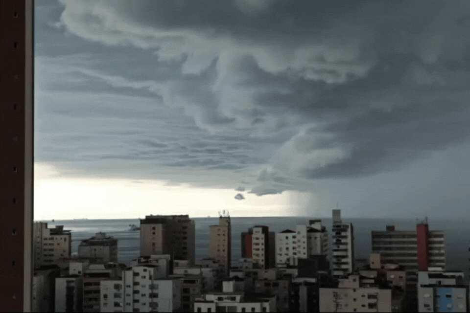 Nuvem ‘perigosa’ cobre cidade do litoral de SP em menos de 15 minutos; ASSISTA