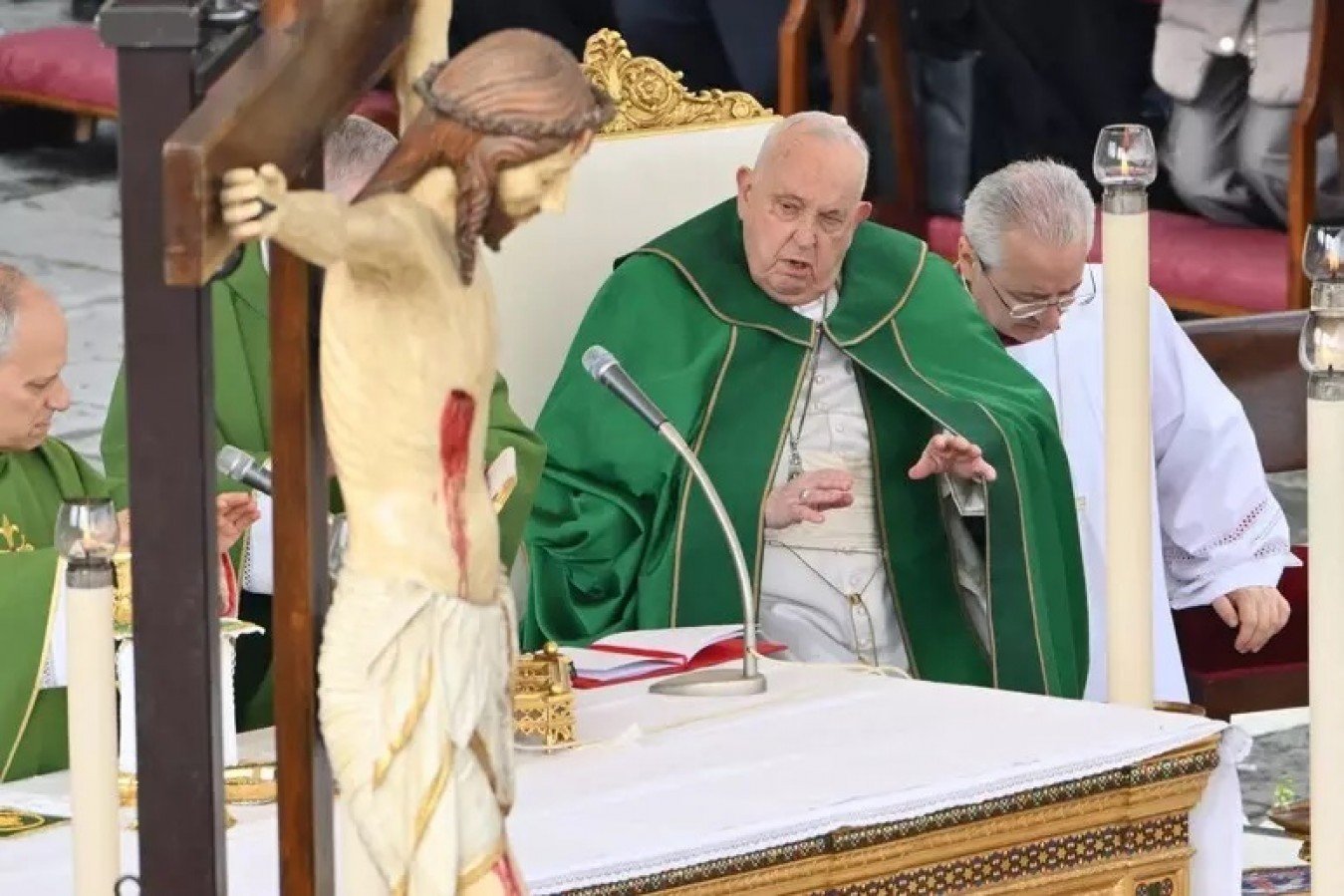 Com ‘dificuldades respiratórias’, Papa Francisco pede para assessor ler discurso