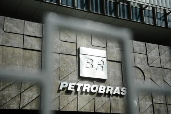 Petrobras registra queda de 70,6% no lucro em 2024