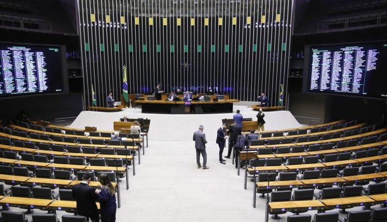 Câmara analisa projeto que suspende tarifas de água e energia em caso de calamidade pública; acompanhe