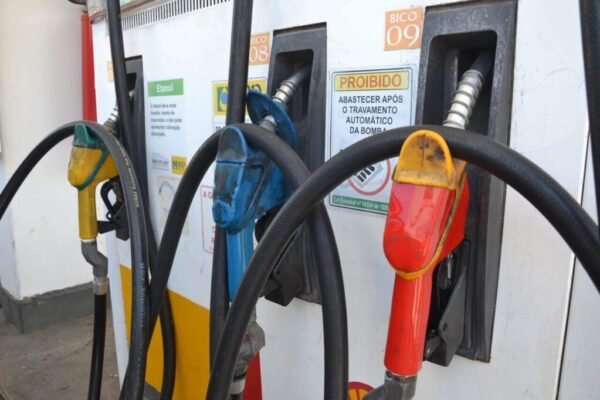Preço da gasolina sobe 3% na 1ª quinzena de fevereiro