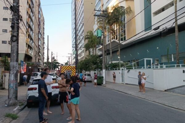 Apartamento pega fogo e assusta  moradores em prédio de Santos, SP