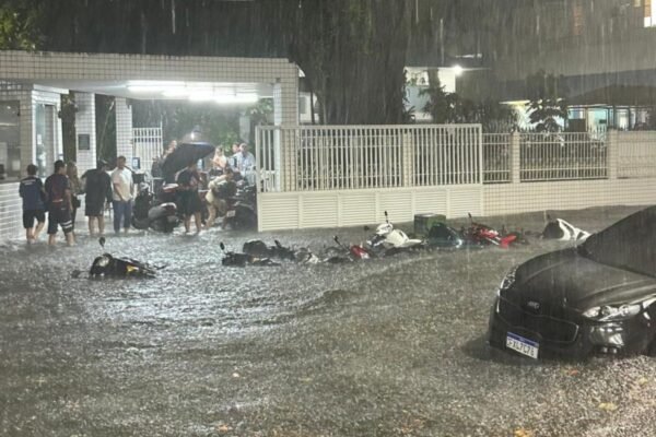 Temporal volta a castigar o litoral de SP; veja o rastro de destruição; VÍDEO