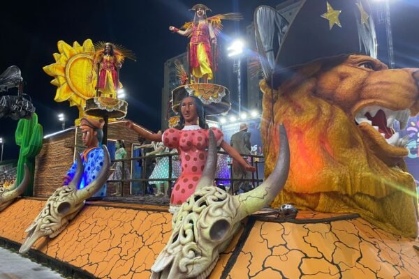 Escolas de samba reúnem homenagens ao pão de cará, folclore, padroeira e Luiz Gonzaga no 1º dia dos desfiles em Santos, SP