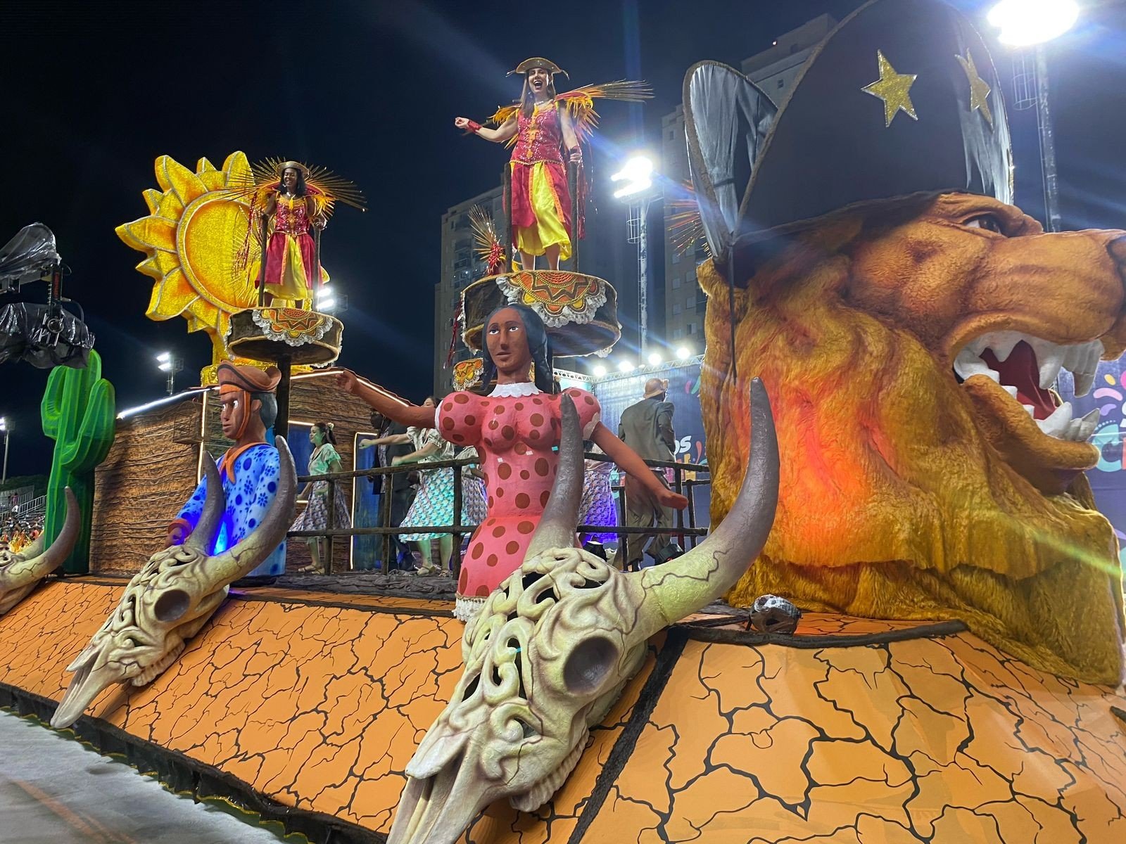 Escolas de samba reúnem homenagens ao pão de cará, folclore, padroeira e Luiz Gonzaga no 1º dia dos desfiles em Santos, SP