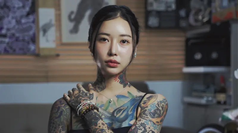 As mulheres no centro do mercado de tatuagens clandestinas da Coreia do Sul