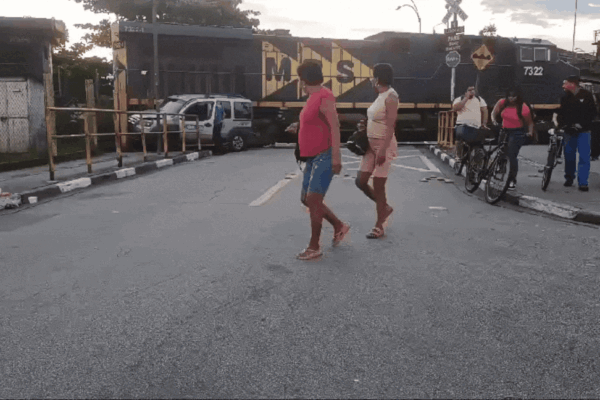 Carro  bate em trem e causa transtornos em cidade no litoral de SP; VÍDEO