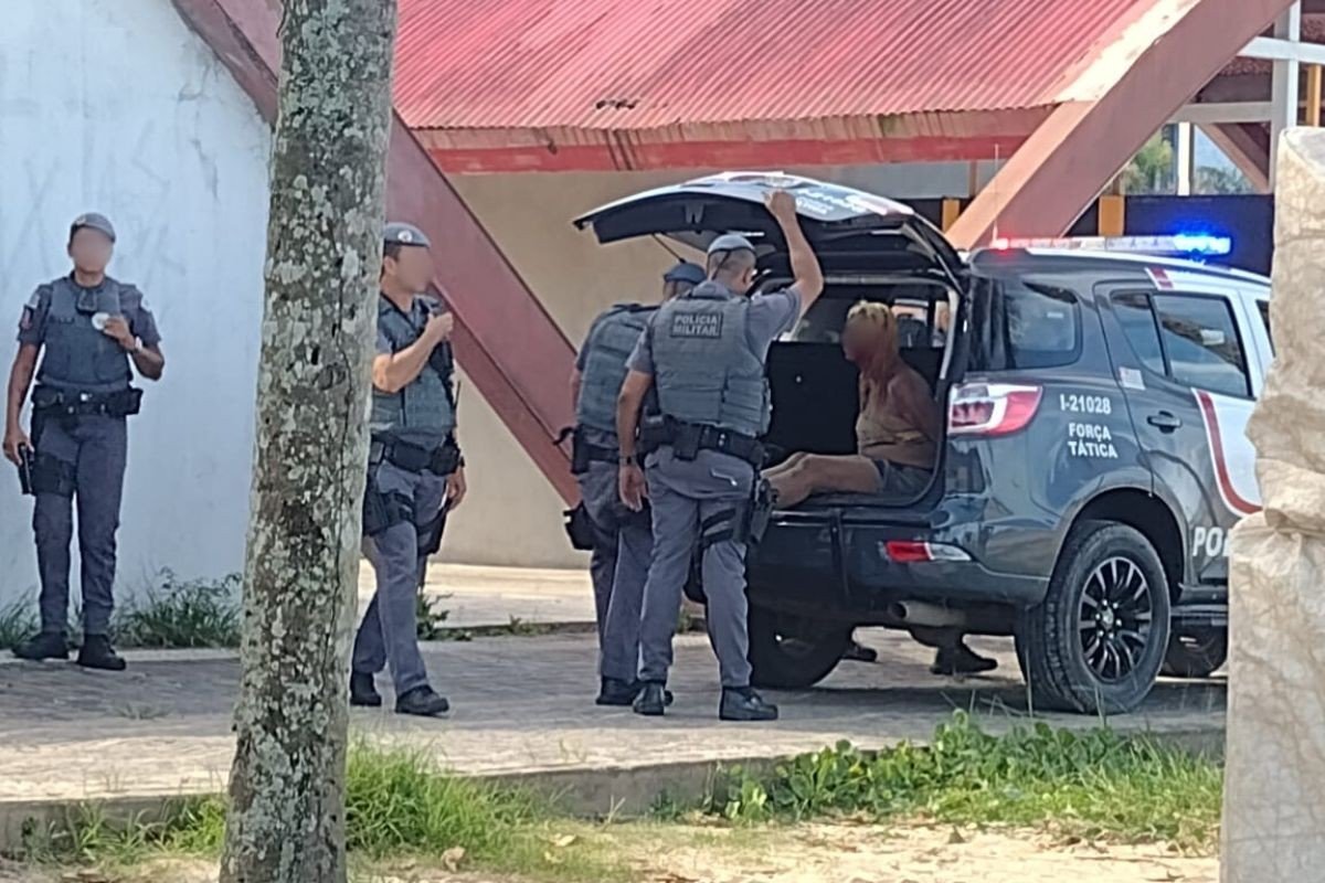 Casal é preso após mulher inventar roubo de celular e quebrar viatura da PM com o marido; VÍDEO