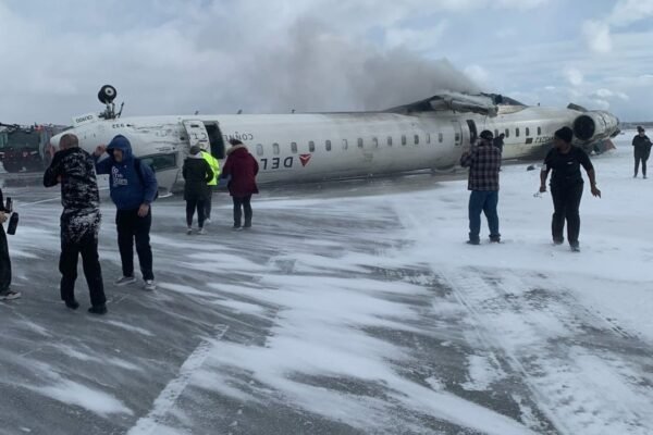 ‘Estar vivo é uma ótima sensação hoje’: VÍDEO mostra saída de passageiros de avião que ficou de ponta-cabeça no Canadá