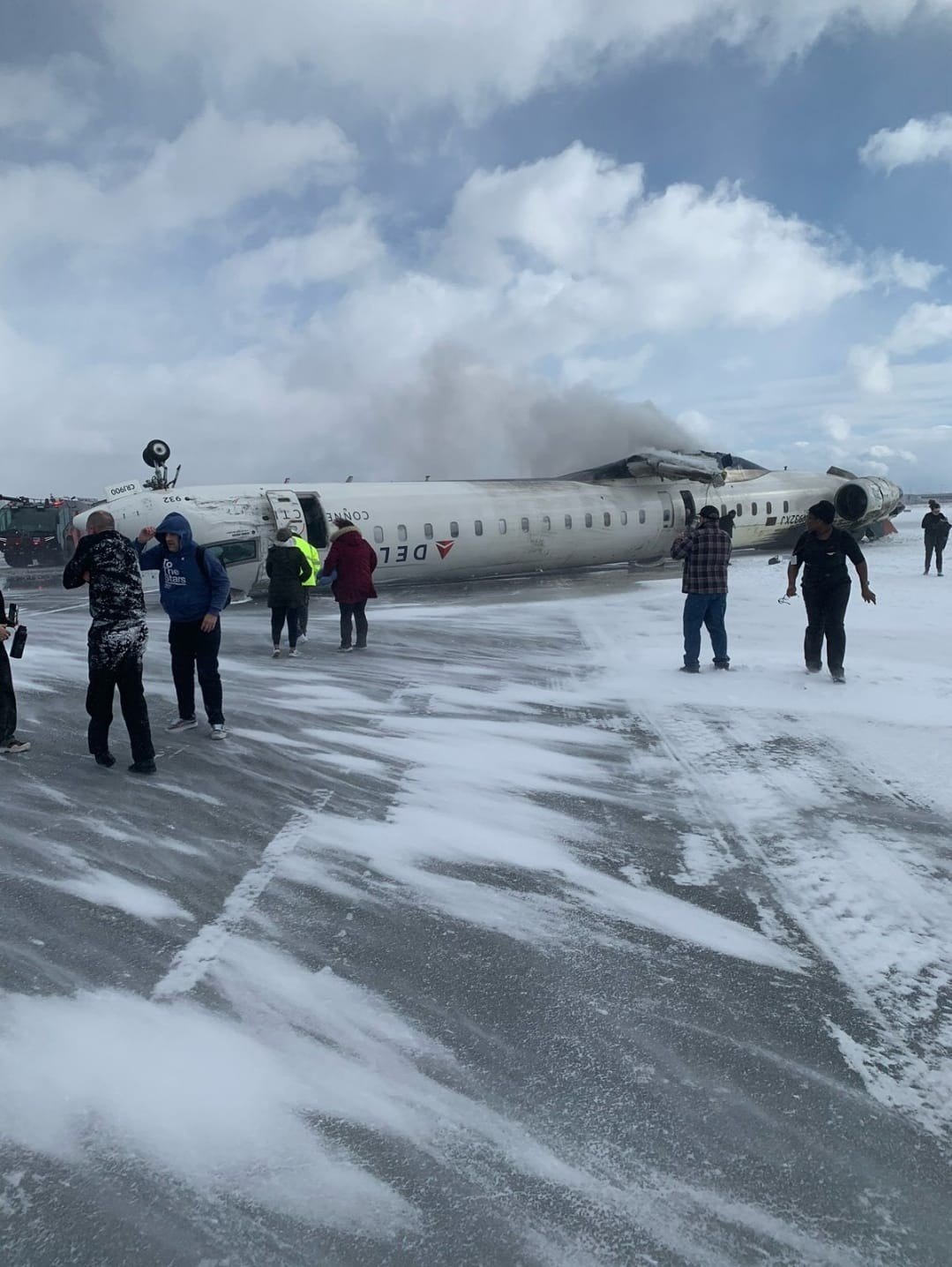 ‘Estar vivo é uma ótima sensação hoje’: VÍDEO mostra saída de passageiros de avião que ficou de ponta-cabeça no Canadá