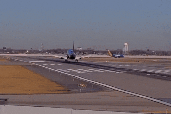 Piloto de jato toma bronca após quase bater em avião nos EUA: ‘A instrução era pra você aguardar antes da pista’, diz controlador; OUÇA