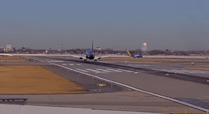 VÍDEO: Avião arremete para evitar colisão com jato que atravessava a pista nos EUA