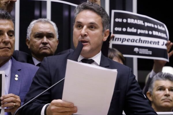 Oposição lança pacote para fiscalizar gastos de Janja