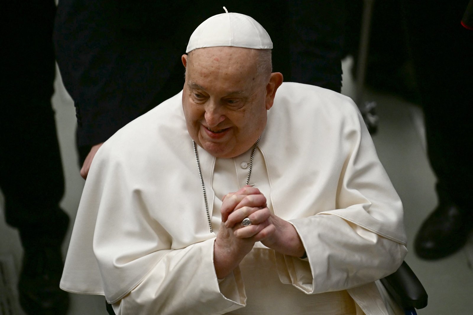 Após crise respiratória, papa Francisco passa noite tranquila e está descansando, diz Vaticano