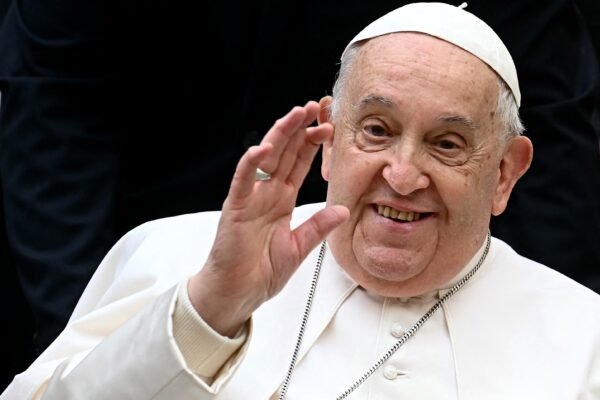 Papa Francisco tem ‘leve melhora’ e volta a comer alimentos sólidos, diz Vaticano