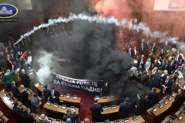 Oposição lança bombas de fumaça e acende sinalizadores no parlamento sérvio