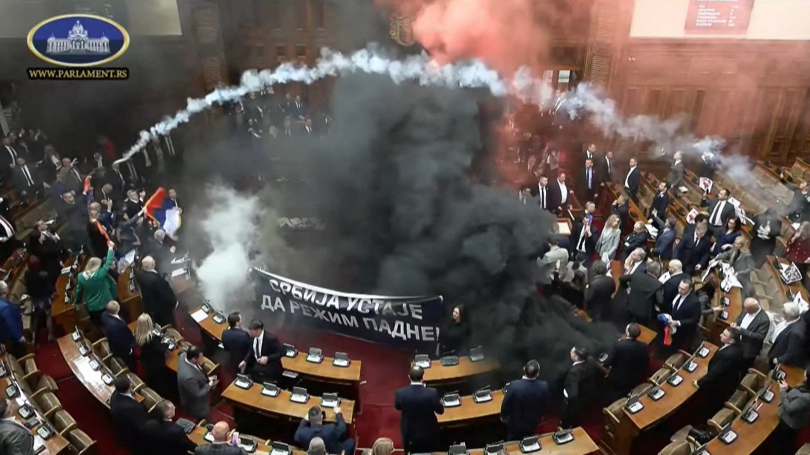 Oposição lança bombas de fumaça e acende sinalizadores no parlamento sérvio