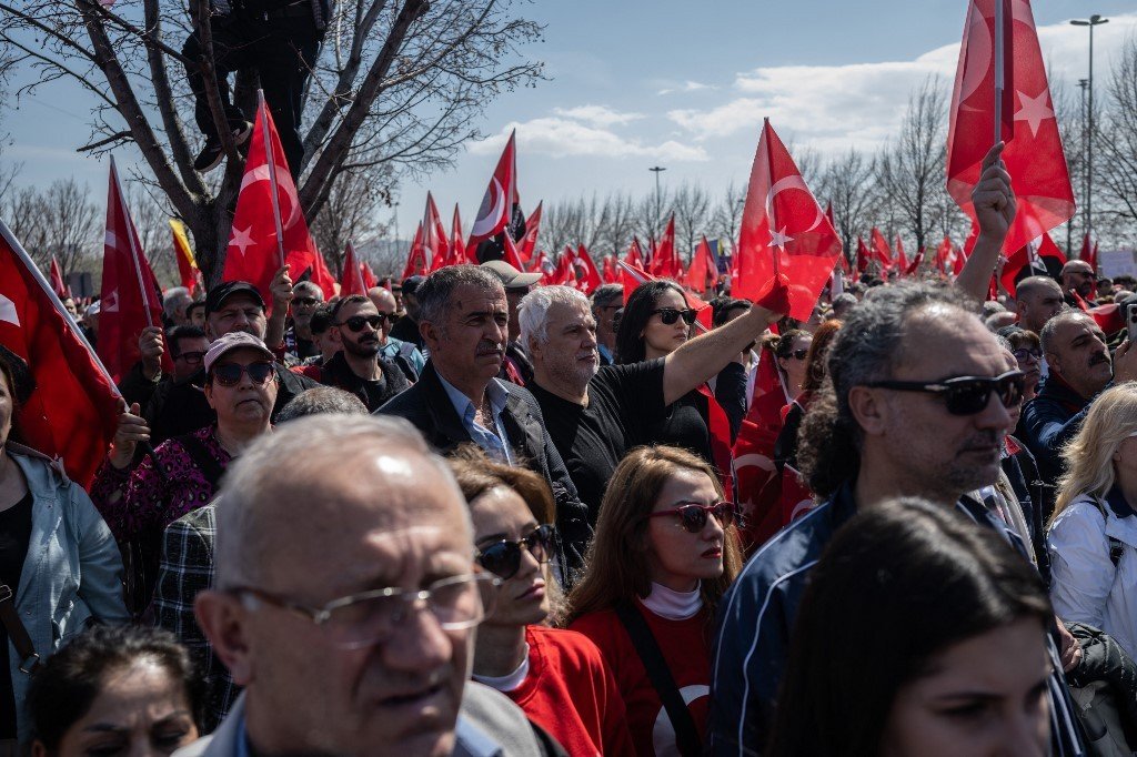Multidão protesta em Istambul contra prisão de prefeito da oposição, apesar da repressão do governo